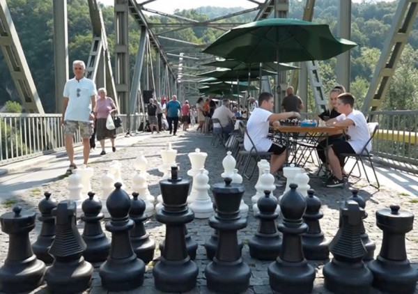 (VIDEO) Šahovski potezi prijateljstva na mostu između dva Zvornika