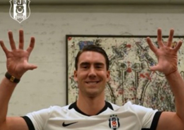 (VIDEO) Navijači Bešiktaša u transu: Sleteo Dušan Vlahović u Istanbul