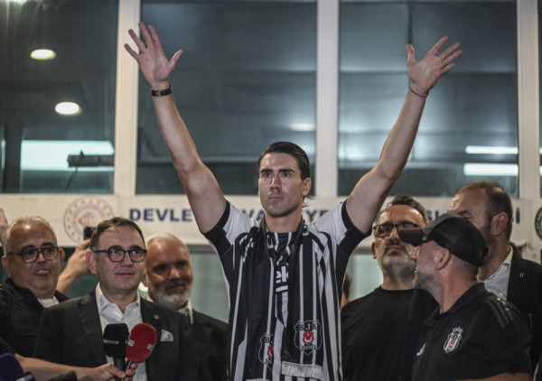 (VIDEO) Navijači Bešiktaša u transu: Sleteo Dušan Vlahović u Istanbul
