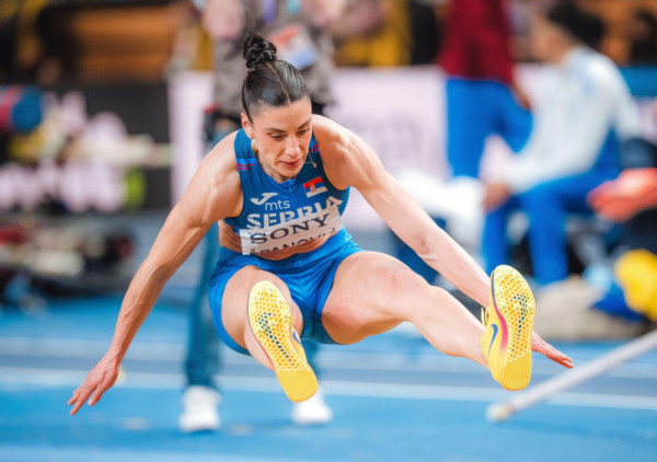 Potpuni haos u Birmingemu: Ivana Španović jurila na finale nakon dva sudara