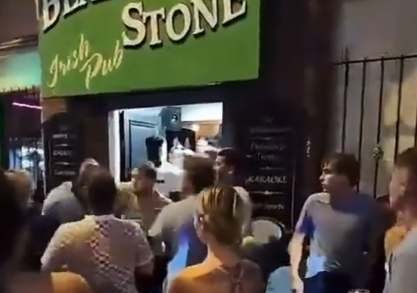 (VIDEO) Bivši UFC izazivač za titulu nokautirao muškarca ispred paba u Liverpulu!