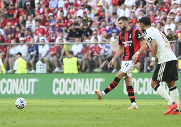"Rosoneri" na krilima Strahinje Pavlovića: Srbin sa kapitenskom trakom vodio Milan do trijumfa nad Mančester junajtedom