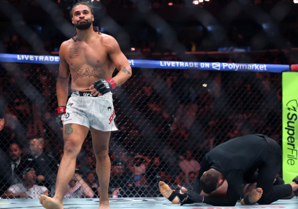 (VIDEO) Dve muve jednim udarcem: UFC borac nokautirao rivala, pa umalo i sudiju u istom zamahu!