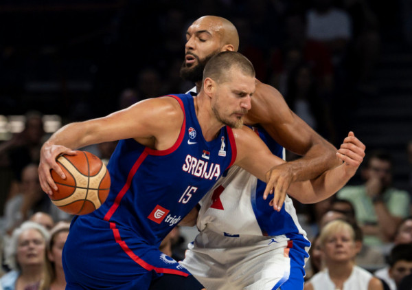 (FOTO) Žestok duel Jokića i Vembanjame