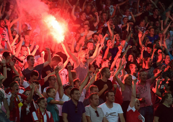 Incidenti i prekid u Lueverdenu: Navijači Fejenorda "zapalili" Kol stadion