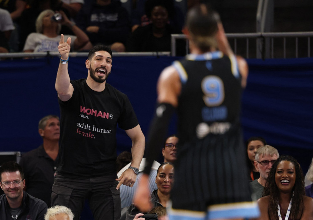 (VIDEO) Burna noć u Čikagu: Kanter ušao u sukob sa igračicom, reagovalo obezbeđenje