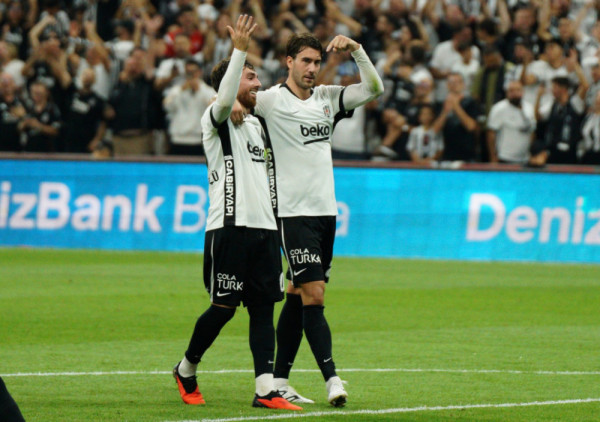Gori Istanbul: Het-trik Vlahovića u pobedi Bešiktaša