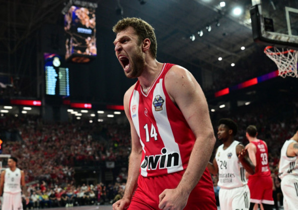 Vezenkov ne pravi istu grešku dva puta: Bugarin odbio NBA ponudu i ostao u Pireju