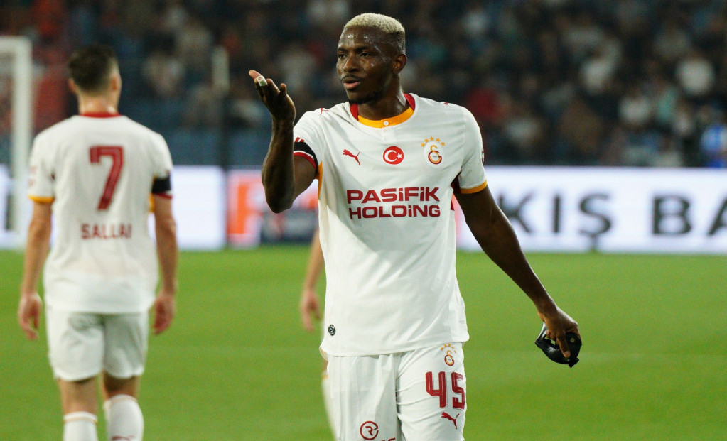 Alarm u Galatasaraju: Osimen zatresao mrežu, pa se povredio