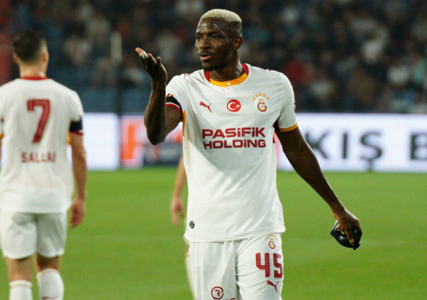 Alarm u Galatasaraju: Osimen zatresao mrežu, pa se povredio