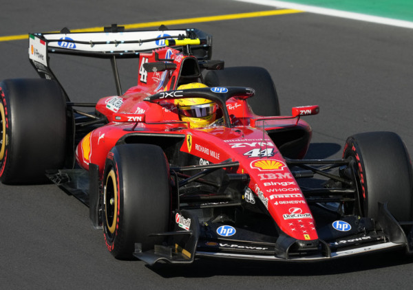 Hamilton nije zadovoljan: Ferari i dalje zaostaje za Mercedesom na pravcima