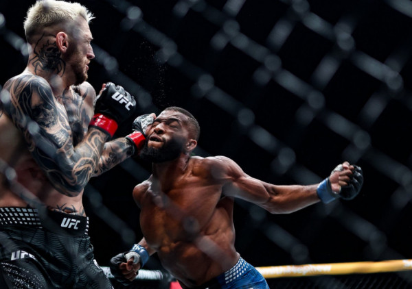 (VIDEO) Nokaut na UFC debiju - nije moglo bolje: Huker pao u prvoj rundi, Parnas oduševio publiku u Parizu