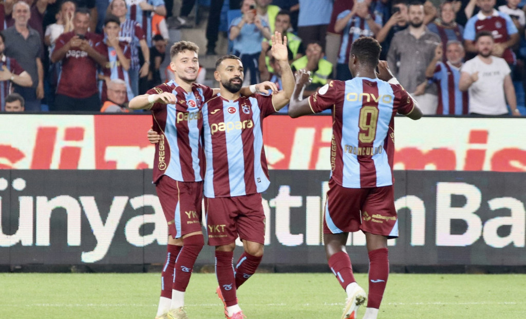 Mohamed Salah slavi sa saigračima