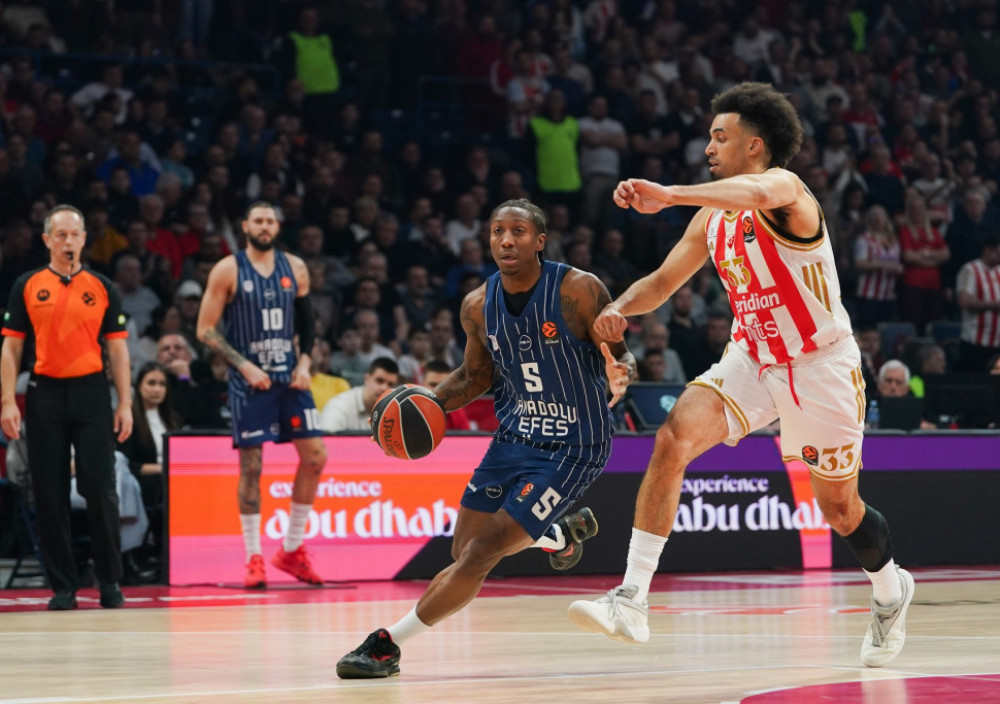 Sejben Li u dresu Anadolu Efesa protiv Crvene zvezde