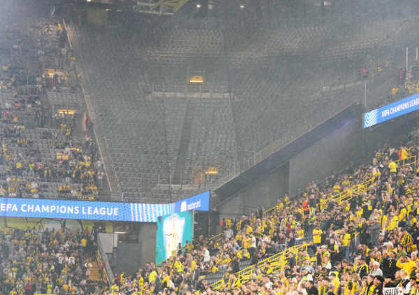 (FOTO) Prazan sektor za gostujuće navijače: Špance nije zanimala luda atmosfera "Vestfalena"