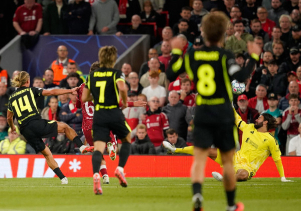 (UŽIVO, VIDEO) UEFA Liga šampiona: Liverpul - Atletiko Madrid 0:1 - Ljorente šokirao Enfild, Napoli - Arsenal 0:0, PSŽ - Slovan 2:0, Sporting - Galatasaraj 1:1