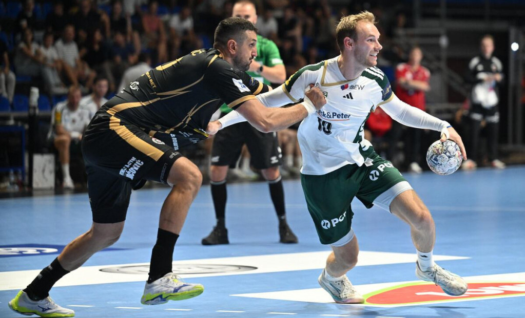 Ilija Abutović u duelu sa igračem Fuksea