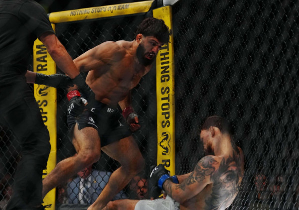 (VIDEO) Spektakularan povratak i nokaut Carukijana - imamo novog kontedera za UFC pojas: Džošua Van odbranio titulu