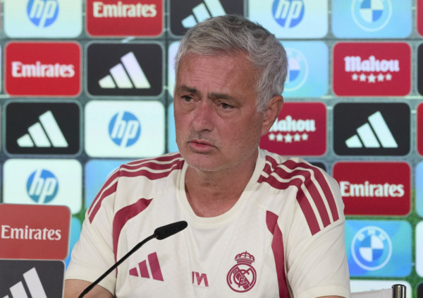 (VIDEO) Haos posle madridskog derbija: Real žestoko udario na suđenje, Murinjo doneo fotografije spornih odluka na konferenciju