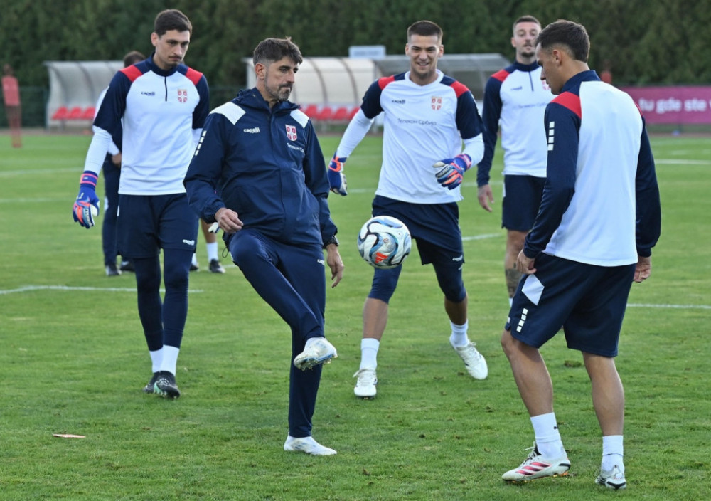 Veljko Paunović sa igračima na treningu