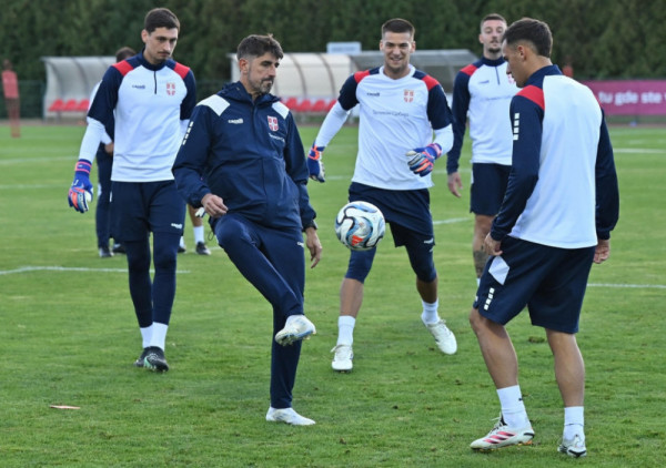 (FOTO) Reprezentacija Srbije se okupila u Staroj Pazovi: Veljko Paunović konačno sa osmehom na licu