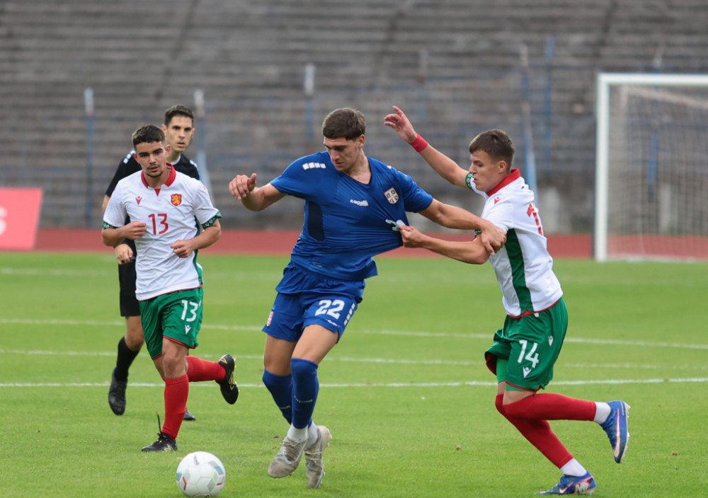 David Milovanović u duelu sa fudbalerima Bugarske
