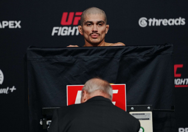 (VIDEO) Ostao bez kose, ali i bez viška kilograma: UFC borac obrijao glavu da bi prošao vagu