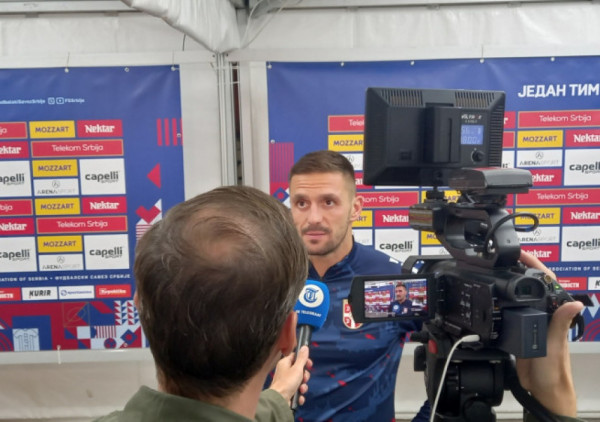 (VIDEO/FOTO) Profesionalci na delu: Tadić strpljivo odgovarao novinarima na pitanja, Van Dajk zastao zbog fotografija