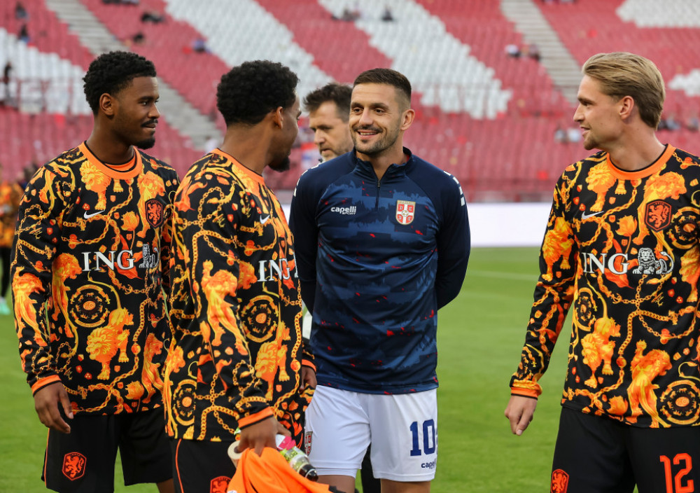 Dušan Tadić u razgovoru sa igračima Holandije