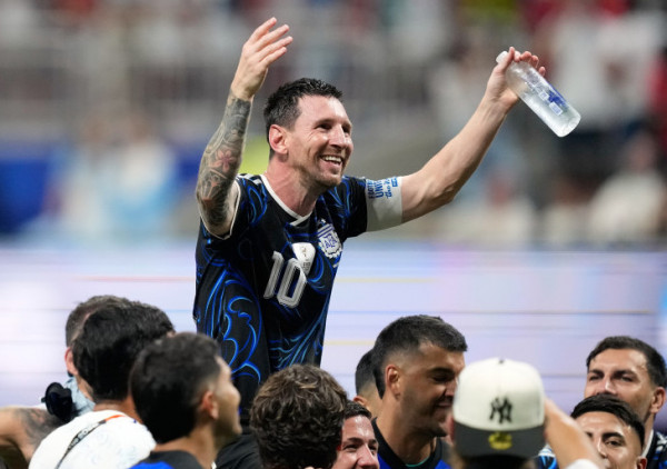 Zašto Argentina ne može da "penzioniše" Mesijev broj 10?