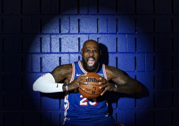 (VIDEO) Godine mu ništa ne mogu: Lebron oduševio navijače Filadelfije
