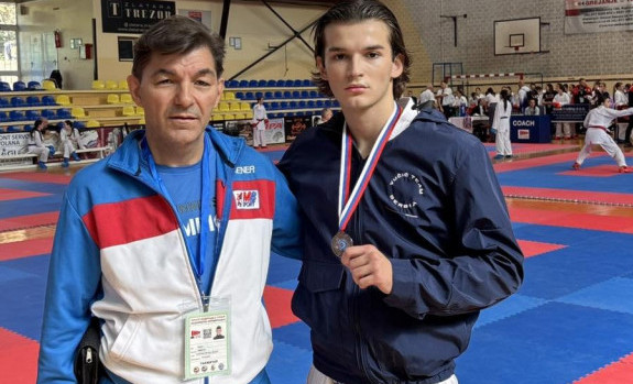 Bogdan Milenković osvojio srebro na turniru "Trofej Srbije", a njegov potez na dodeli medalja nije prošao nezapaženo