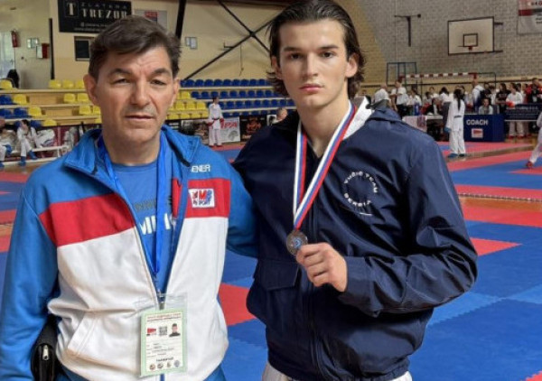 Bogdan Milenković osvojio srebro na turniru "Trofeju Srbije", a njegov potez na dodeli medalja nije prošao nezapaženo