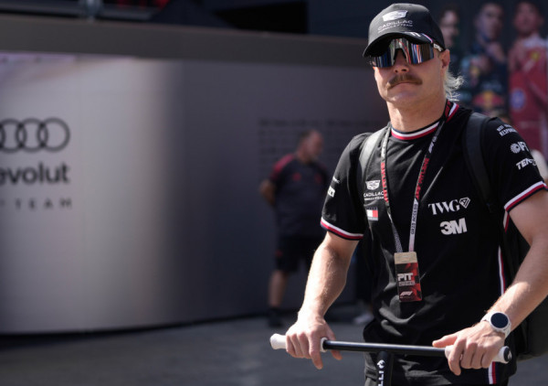 (VIDEO) Hrabra i luda odluka Botasa: Vozač Formule 1 biciklom krenuo na trku u Singapur
