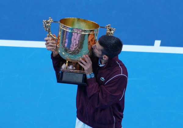 Jednim udarcem dve muve: Novak prigrlio trofej i pokazao da su ga prerano otpisali - Đoković se vraća na mesto koje mu pripada