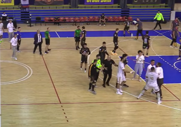 (VIDEO) Jezive scene na utakmici Partizana: Sin nokautiran, otac uleteo da se obračuna sa rukometašem crno-belih