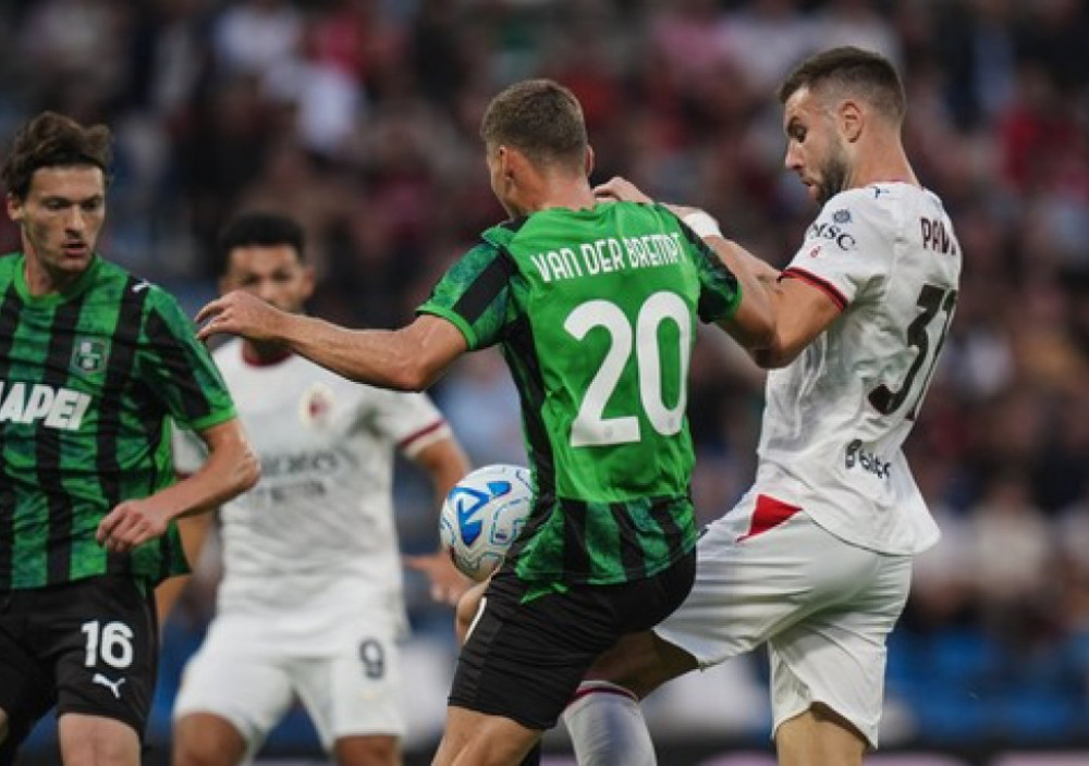 Strahinja Pavlović u duelu sa igračima Sasuola