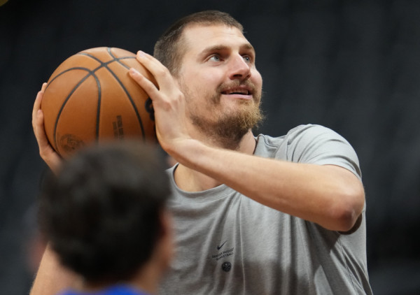 "Volim košarku": Jokić upisao tripl-dabl, pa pomagao Adelmanu