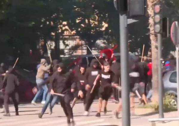 (VIDEO) Žestok obračun navijača Levantea i Sevilje: Ulice oko stadiona pretvorene u bojno polje