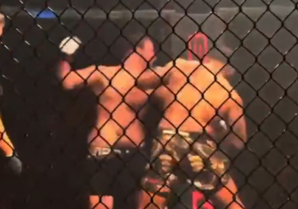 (VIDEO) Sin legendarnog UFC šampiona "popio" težak nokaut na startu MMA karijere