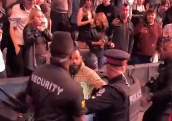 (VIDEO) Policajac "patosirao" navijača na MMA događaju, bukvalno...