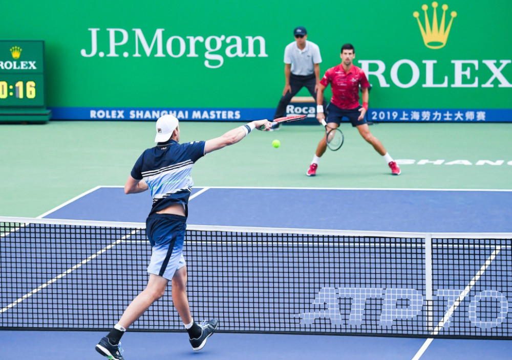 Novak Đoković i Džon Izner, srpski i američki teniser