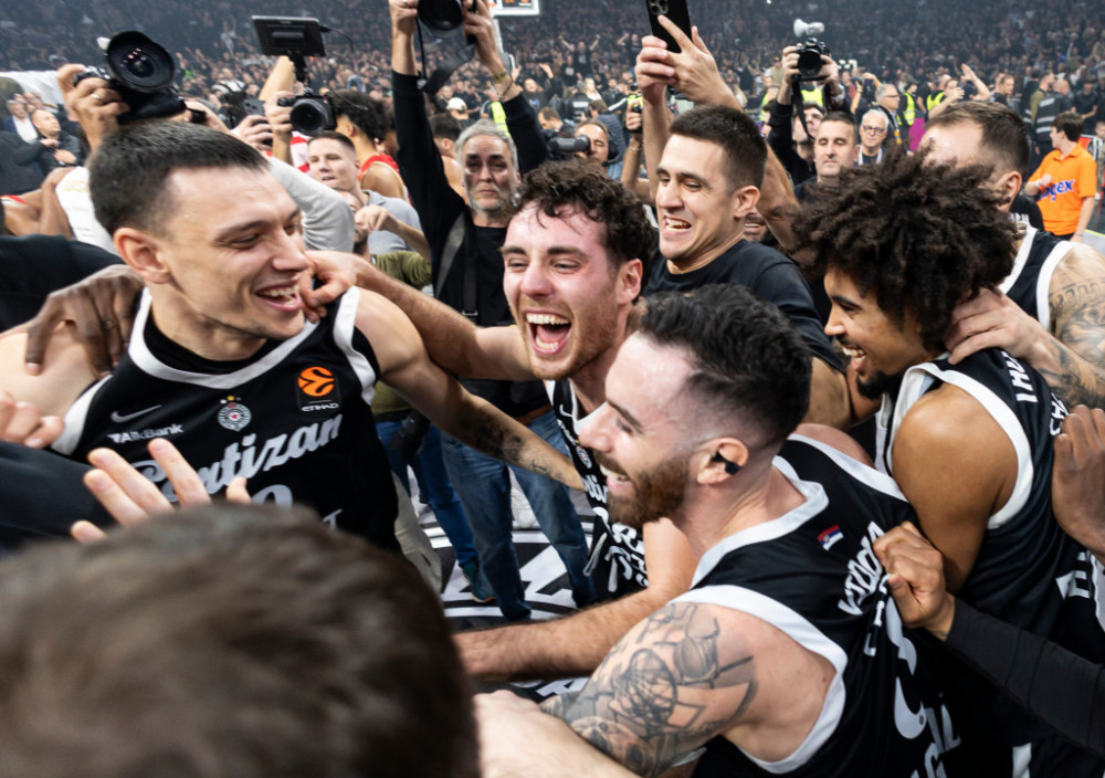 Alesandro Pajola slavi pobedu sa saigračima