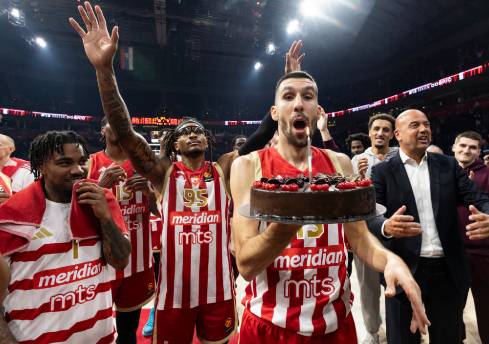 Ognjen Dobrić od kluba dobio tortu, a od navijača stih: "Ja sam zvezdaš od kada sam se rodio..."