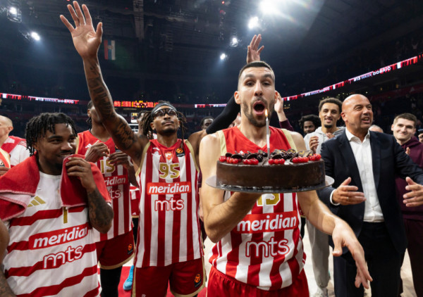 Ognjen Dobrić od kluba dobio tortu, a od navijača stih: "Ja sam zvezdaš od kada sam se rodio..."